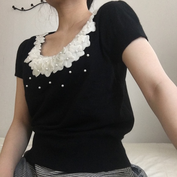 SOLD! 2/$20 Vintage Knit Short sleeves sweater - Picture 3 of 7